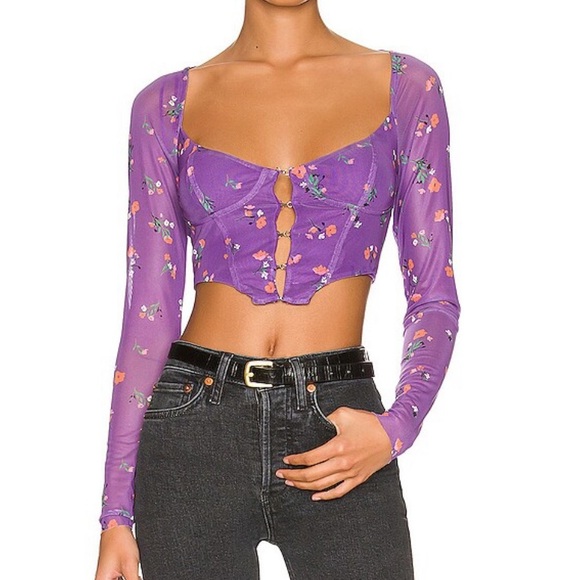 Revolve trendy purple floral crop top - Picture 4 of 4